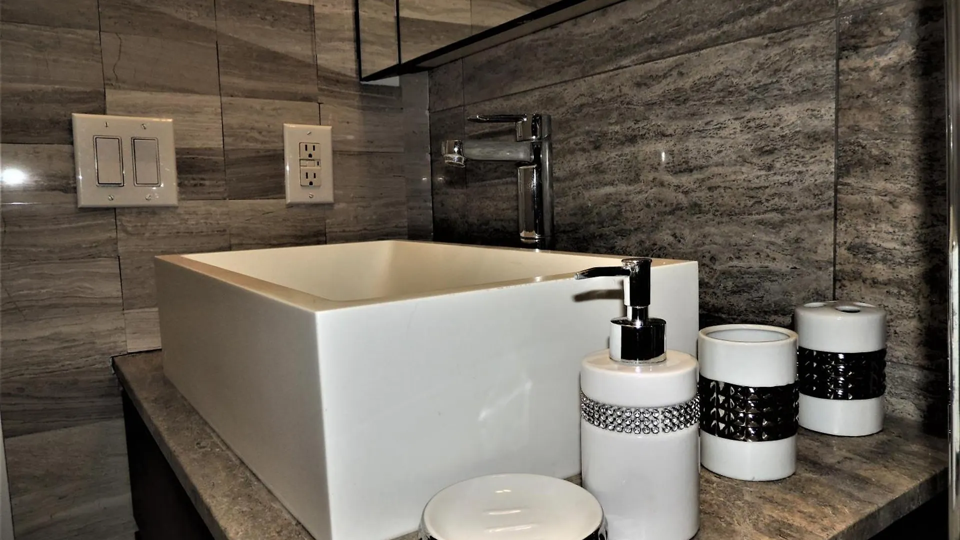 Tvhr - Luxury Condos In Heart Of Downtown Toronto Canada